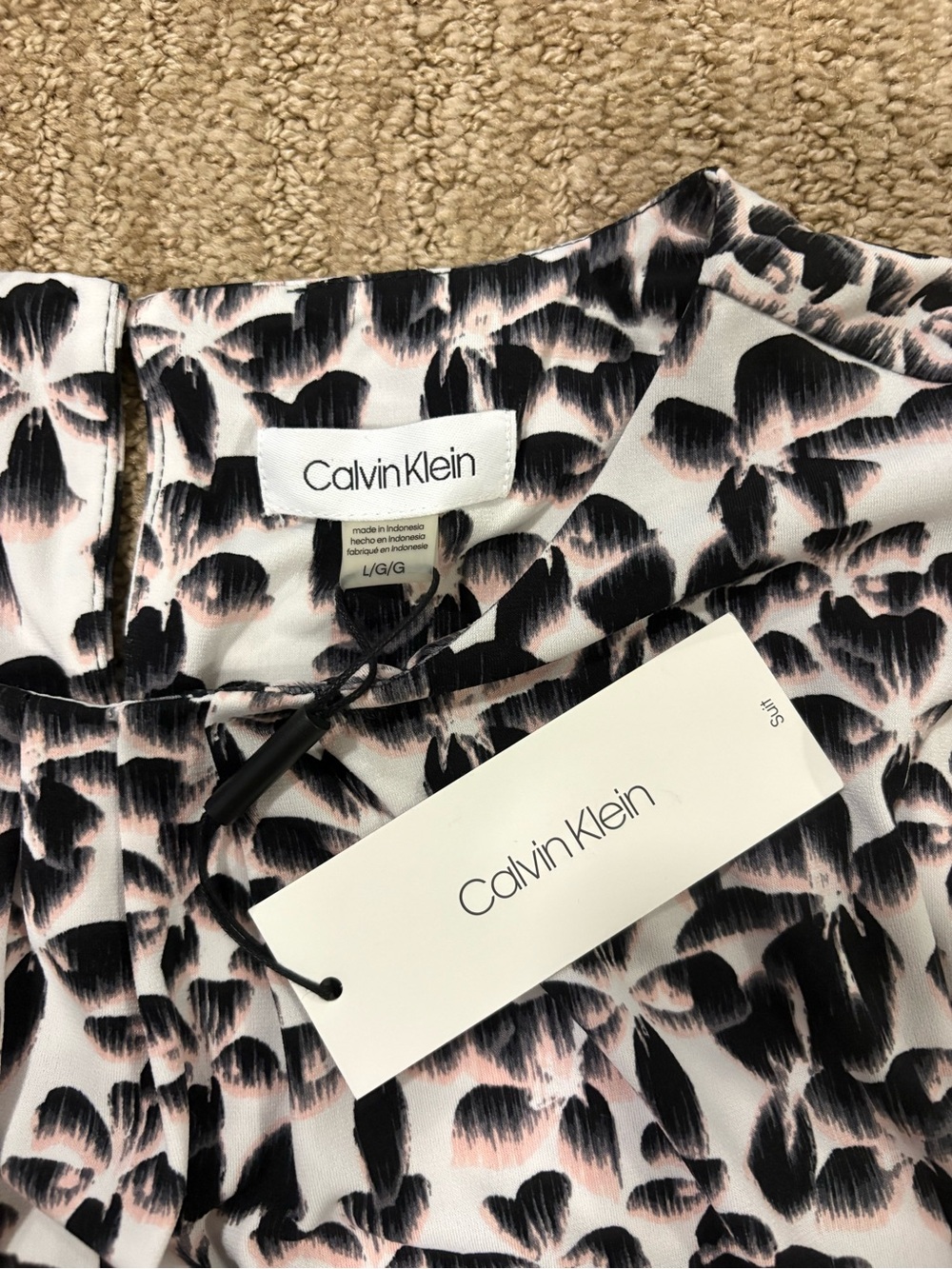 Calvin Klein Black & White Floral-Print Sleeveless Blouse - Picture 2 of 5